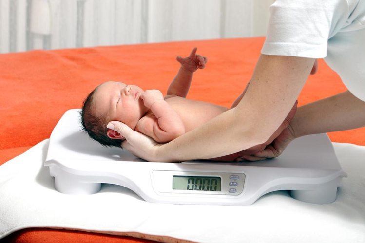 नवजात शिशु का आदर्श वजन कितना होना चाहिए ideal weight of a newborn child